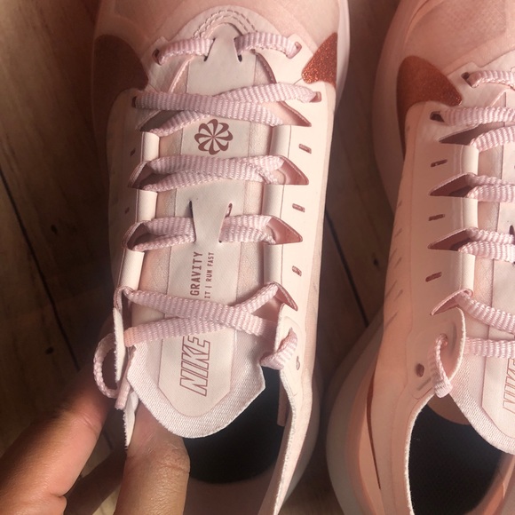 Women’s NIKE Zoom Gravity Pink Bronze Size 8 - Picture 4 of 7